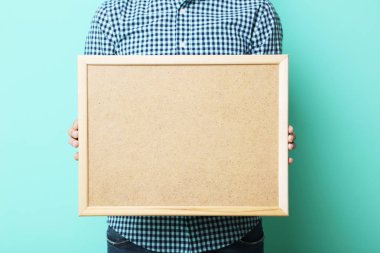 Erkek holding ahşap çerçeve