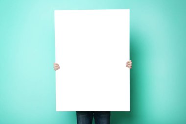 adam tutarak boş poster 