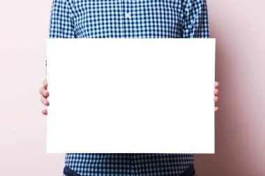 adam tutarak boş poster 