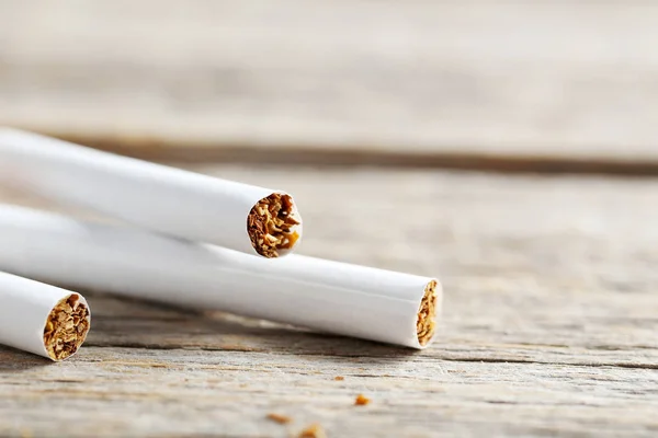 Табачные сигареты на столе — стоковое фото