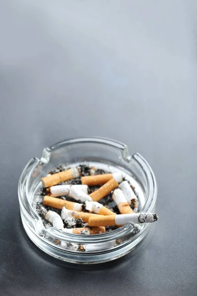Mozziconi di sigaretta con cenere — Foto Stock