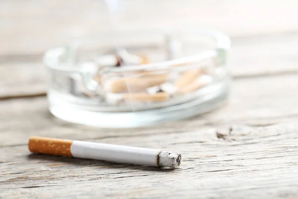 Cigarettfimpar med aska — Stockfoto