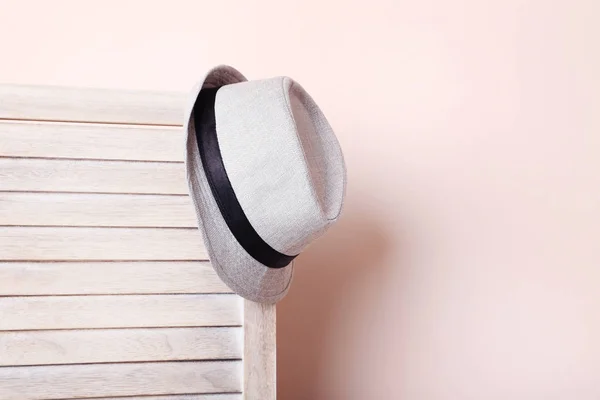 Ekran katlama üzerinde asılı şapka — Stok fotoğraf