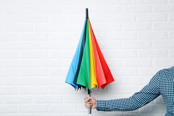 Kleurrijke paraplu in mannenhand — Stockfoto