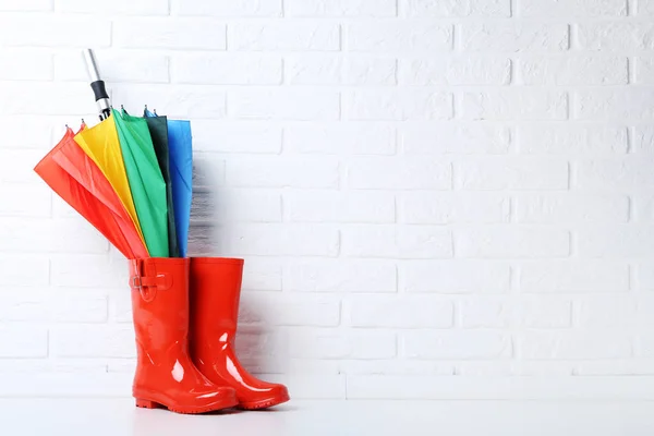 Bottes en caoutchouc avec parapluie — Photo