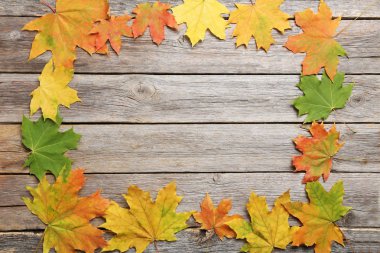 gri ahşap masa yapraklarda