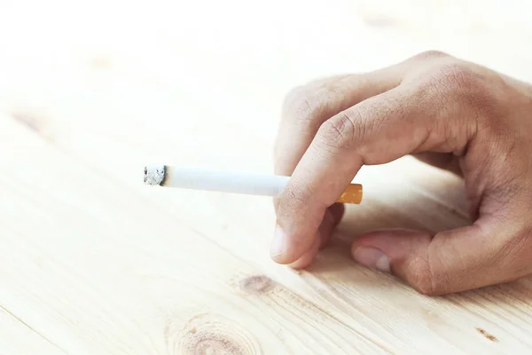 タバコを持っている男性の手 — ストック写真
