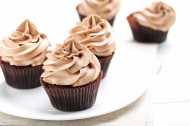 Beyaz ahşap bir masa üzerinde cupcakes