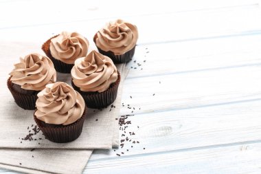 Beyaz ahşap bir masa üzerinde cupcakes