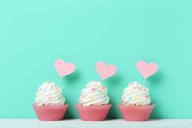 Yeşil bir arka plan üzerinde lezzetli kek