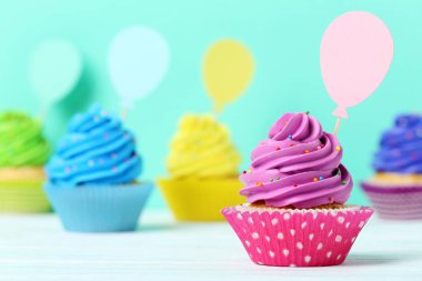 Yeşil bir arka plan üzerinde lezzetli kek