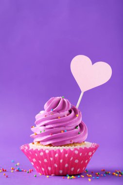 mor bir arka plan üzerinde cupcakes