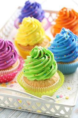 Lezzetli kekler tepsisindeki