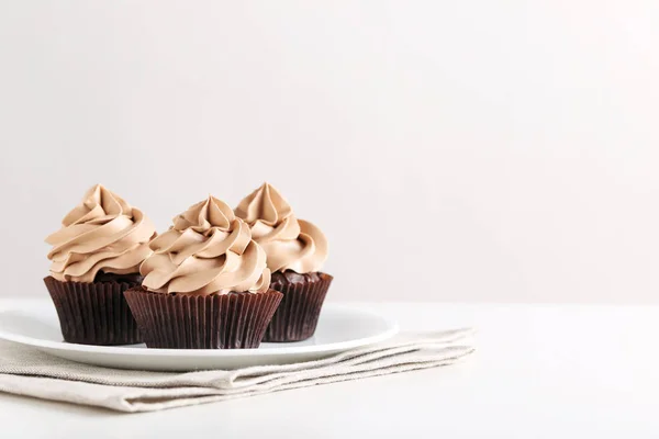 Cupcakes på en vit trä bord — Stockfoto