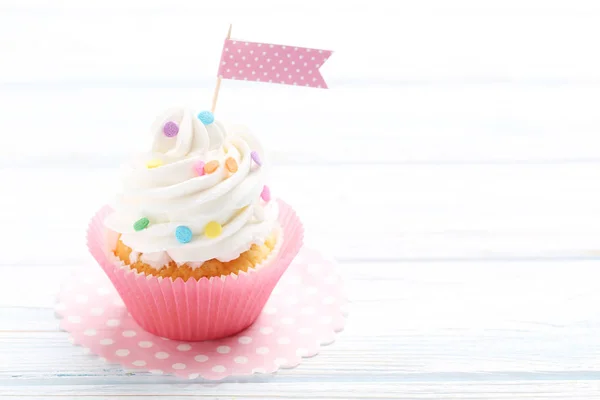 Cupcake on a white wooden table — Stock Photo, Image