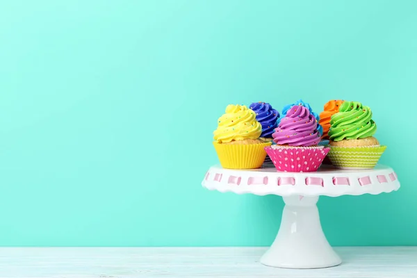 Sabrosos cupcakes en soporte de pastel — Foto de Stock