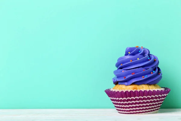 Cupcake på en grön bakgrund — Stockfoto