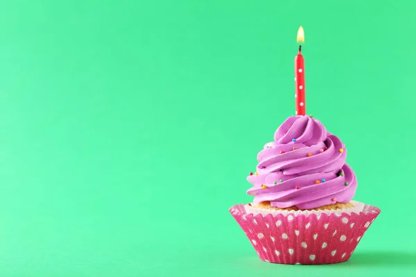 Gâteau savoureux avec bougie — Photo