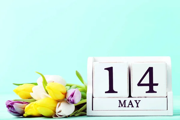 Bouquet di tulipani con calendario a cubo — Foto Stock