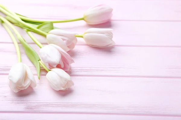 Tulipes sur table en bois rose — Photo