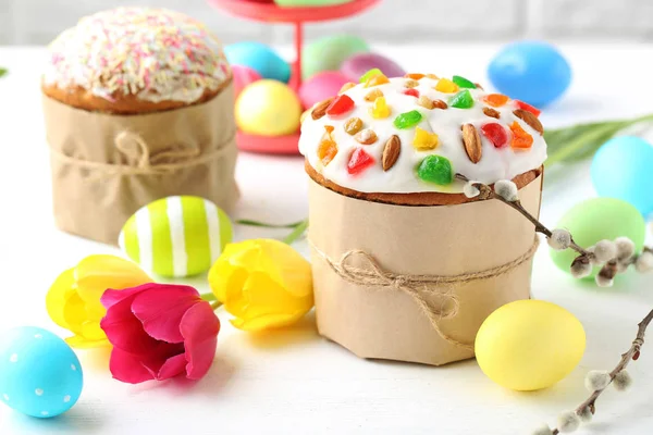 Easter eggs with cakes — Stock Photo, Image
