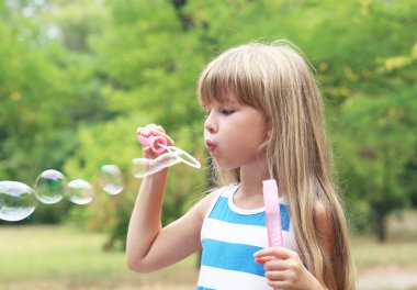 Parktaki küçük kız.