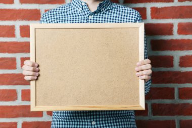 Erkek holding ahşap çerçeve