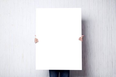 adam tutarak boş poster 