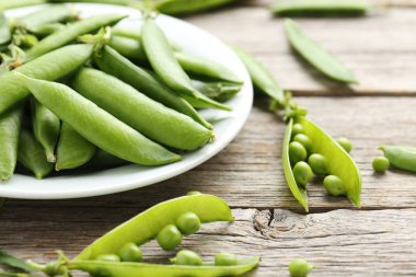 Tahta masadaki yeşil bezelyeler