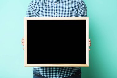 Erkek holding ahşap çerçeve 