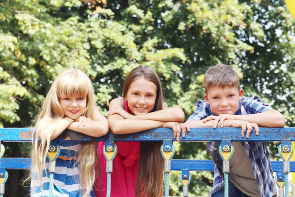 Niños sentados en el patio —  Fotos de Stock