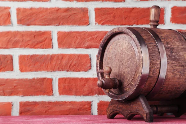 Barril de madera con anillos de hierro — Foto de Stock