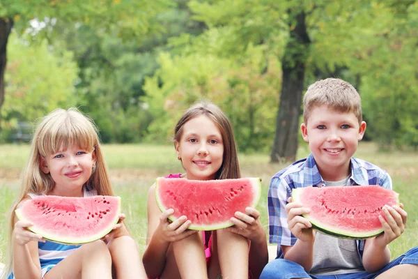Crianças com fatias de melancia — Fotografia de Stock