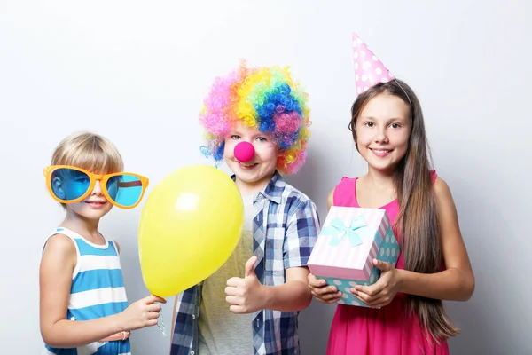 Kinder auf Geburtstagsfeier — Stockfoto