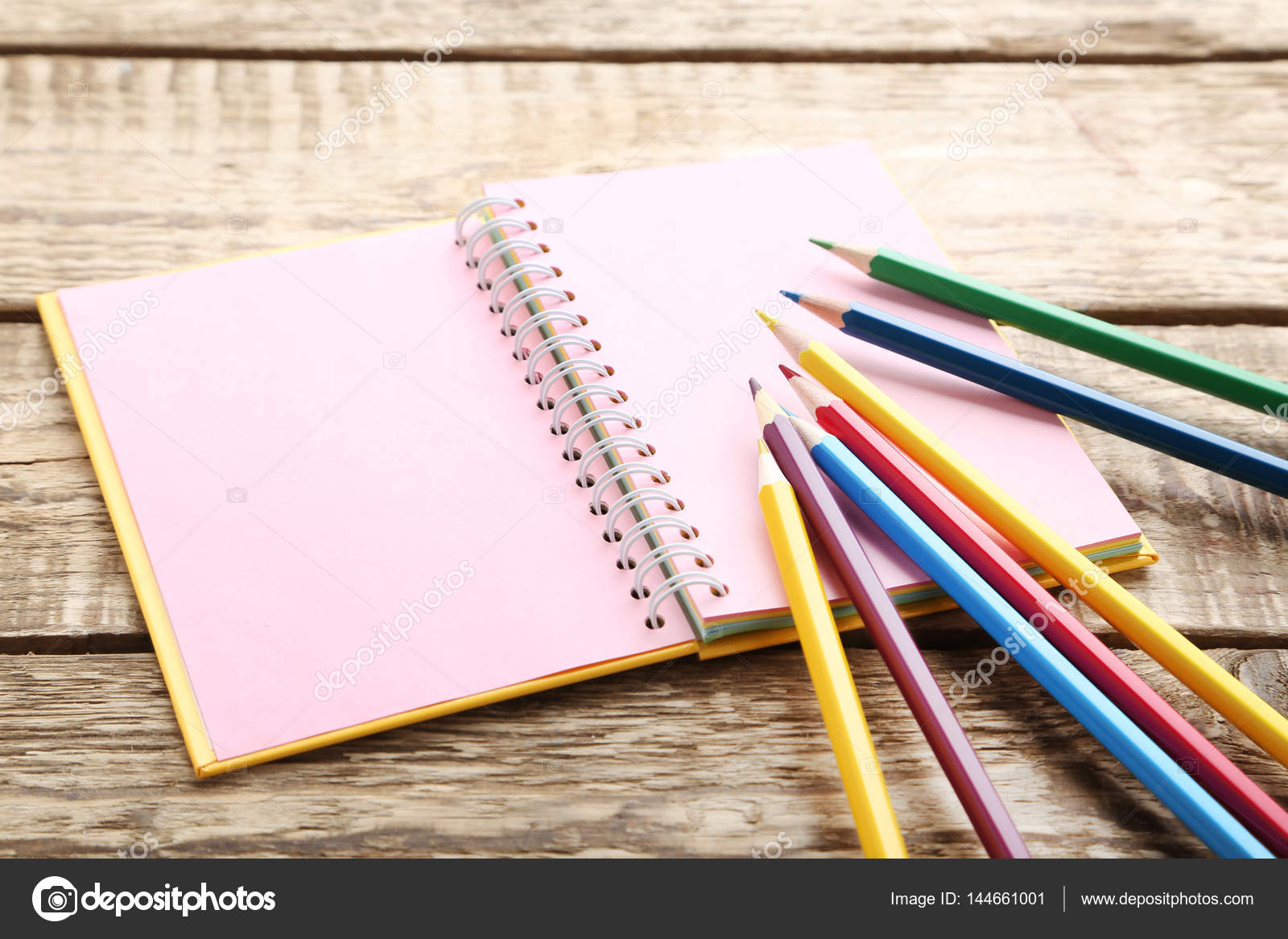 Disegno matite colorate su carta rosa del taccuino sulla tavola di legno marrone — Foto di 5seconds
