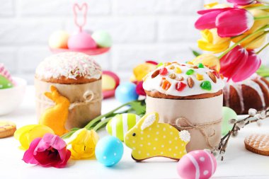 yumurta Paskalya kek ve laleler 