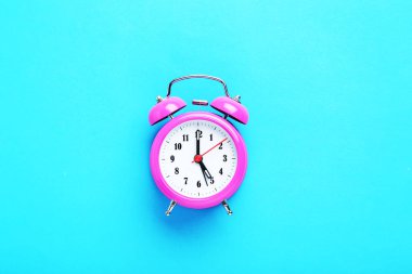 Pembe alarm saati 