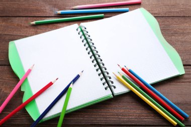 Renkli kalem defter üzerinde çizim 