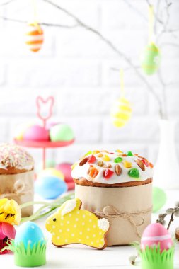 yumurta Paskalya kek ve laleler 