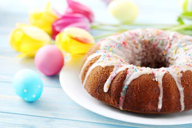 Paskalya yumurta pasta ve laleler 