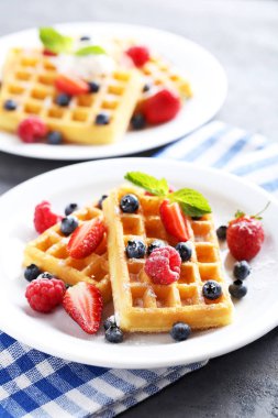 Ev yapımı waffle plakaları meyveleri ile 