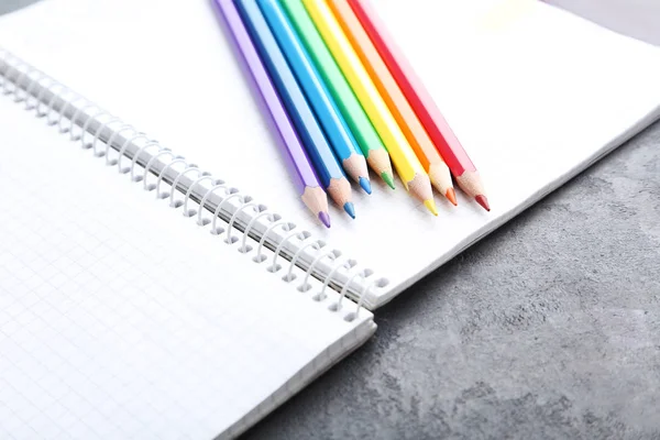 Desenho lápis coloridos no notebook — Fotografia de Stock