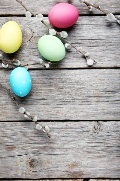 Velikonoční vajíčka na šedý stůl — Stock fotografie