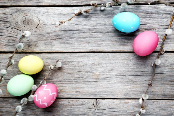 Huevos de Pascua sobre mesa gris — Foto de Stock