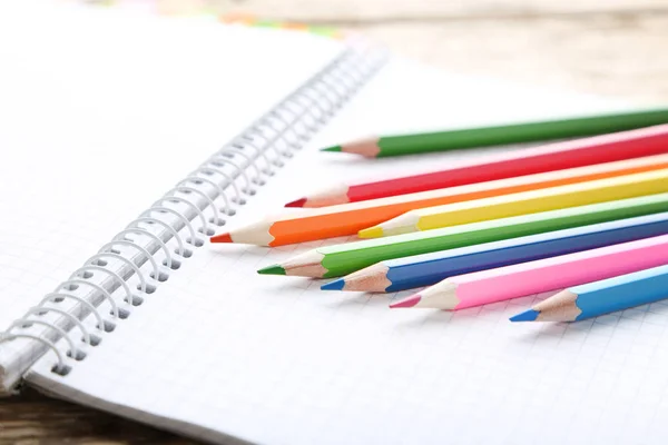 Desenho lápis coloridos no notebook — Fotografia de Stock