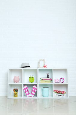 Tuğla duvar rafları