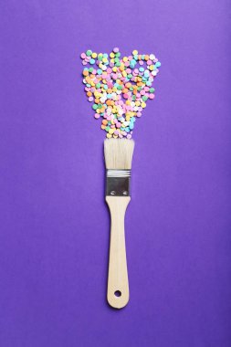 Boya fırçası ile renkli sprinkles