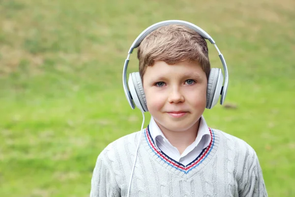 Ung gutt med hodetelefoner – stockfoto