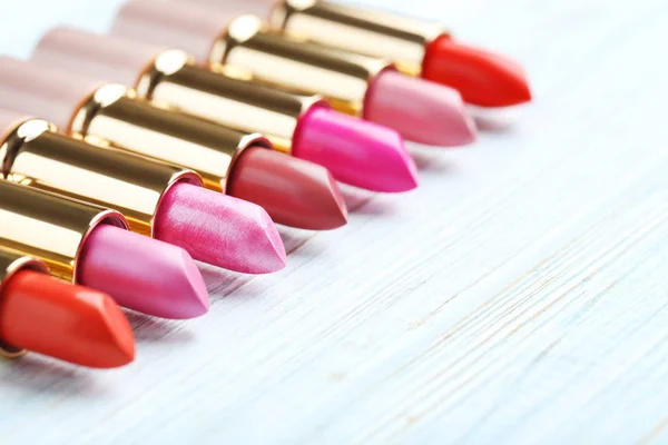Lipstik berwarna di atas meja — Stok Foto