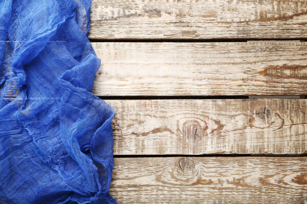 Марлевая ткань на столе
